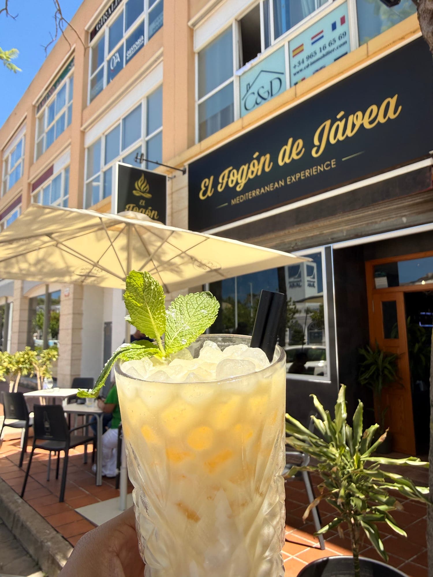 Cóctel con hierbabuena servido en la terraza del restaurante