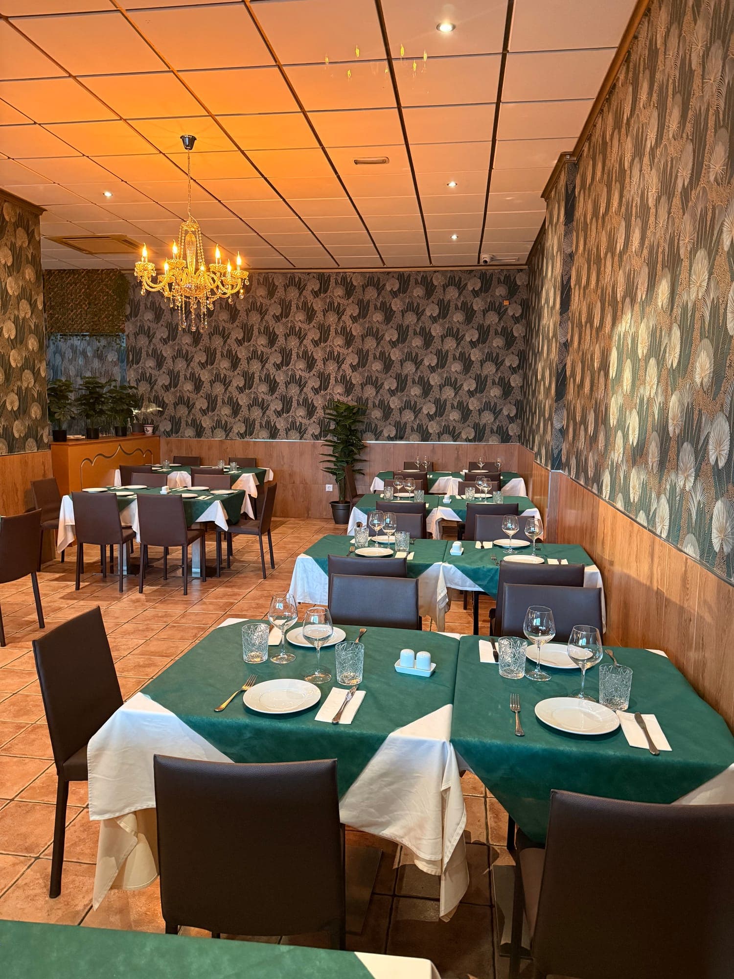 Sala interior del restaurante preparada para el servicio