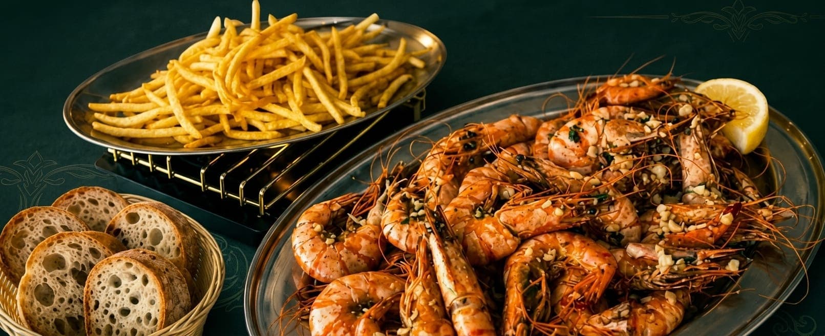 Fuente de gambas enteras al ajillo con patatas fritas y pan, del Gambas à Gogo