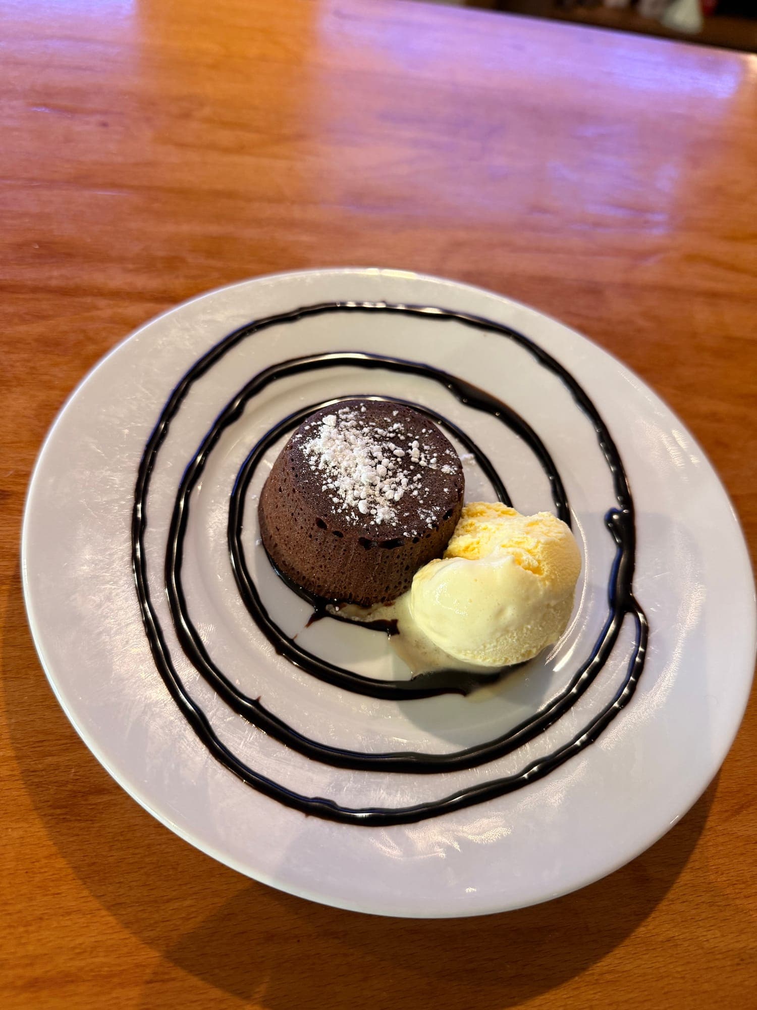 Moelleux au chocolat con su bola de helado de vainilla