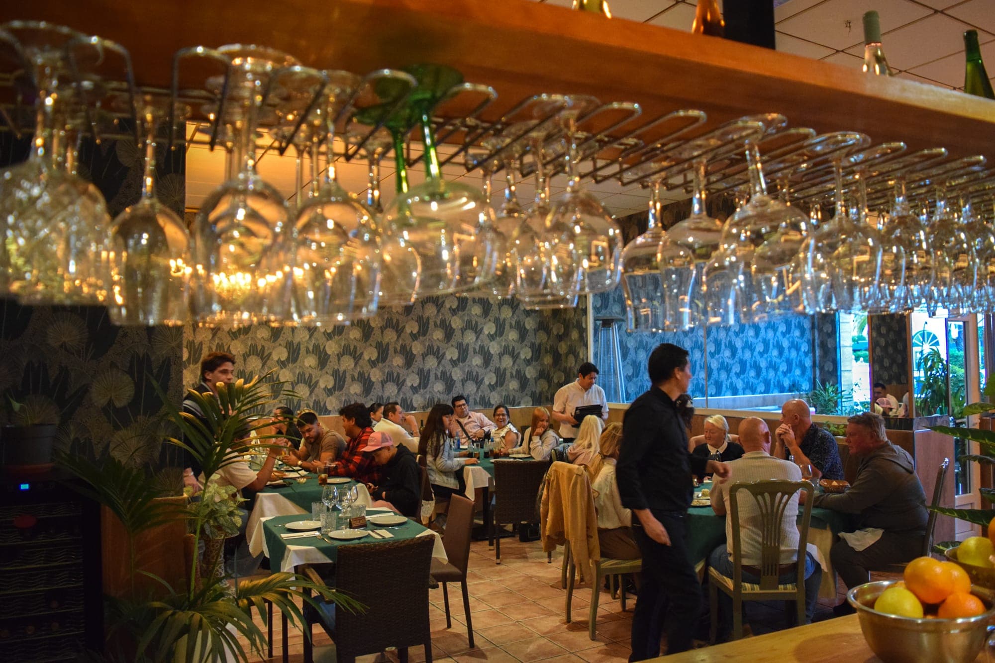 Clientes disfrutando de una comida en El Fogón de Jávea