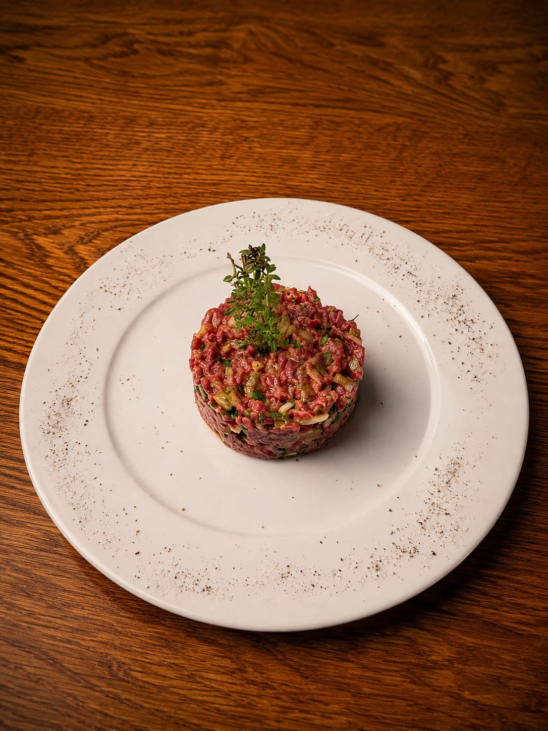 Tartare de bœuf: tartar de ternera con condimentos clásicos