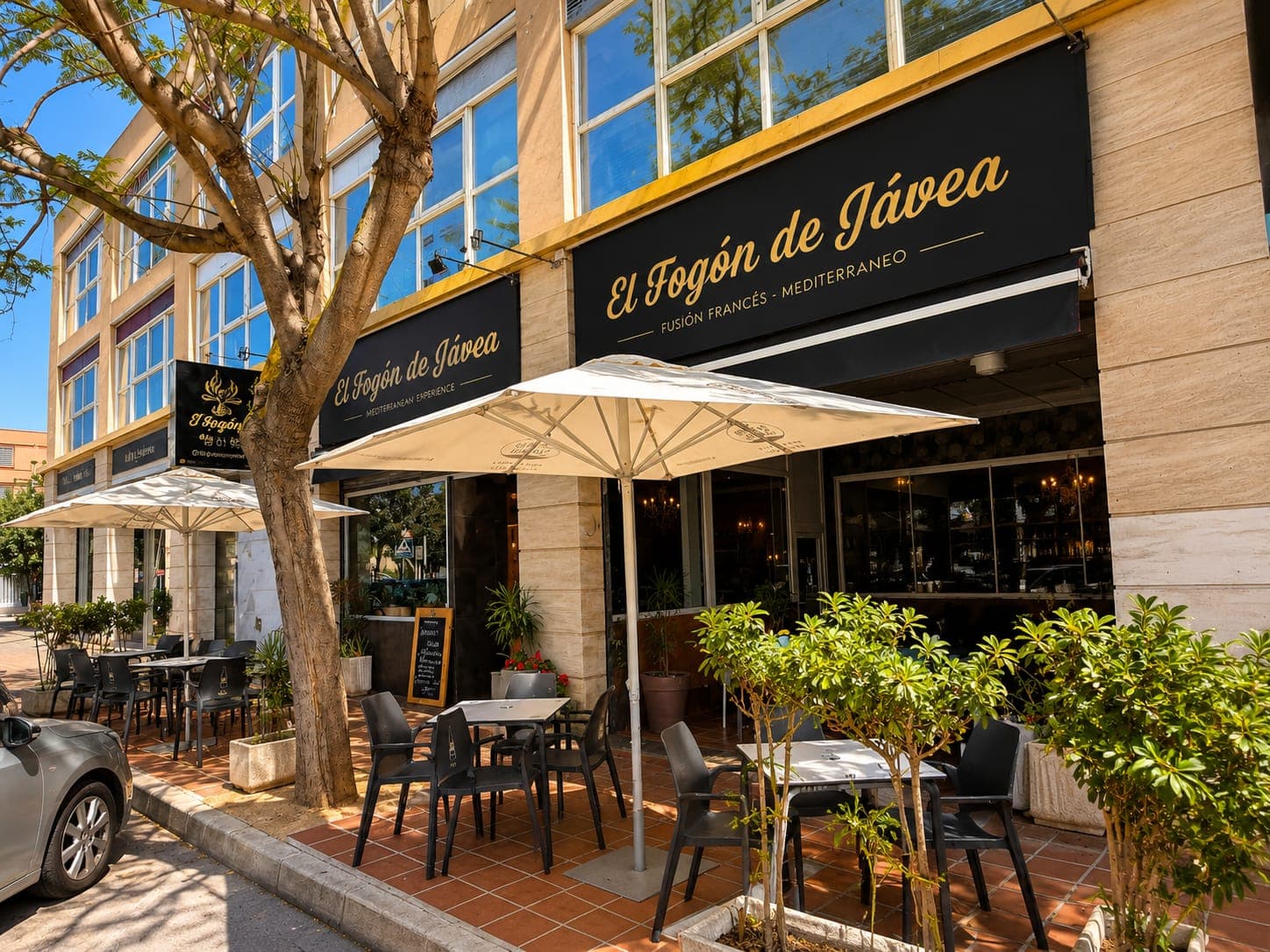Terraza de El Fogón de Jávea con sombrillas en la Avenida del Arenal